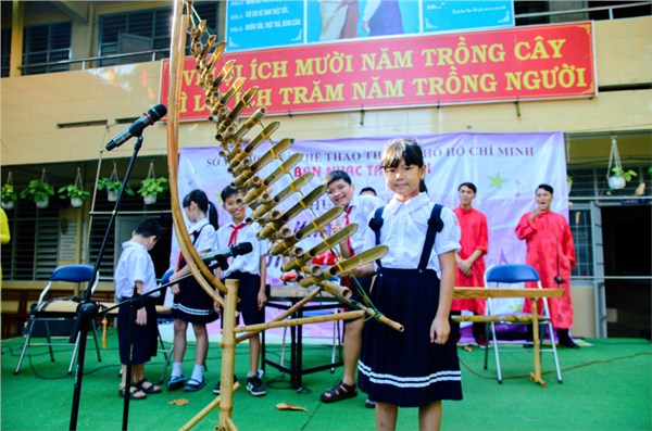 Liên đội kết hợp với Ban nhạc Trúc Mai tổ chức Chương trình sân khấu học đường với âm nhạc dân tộc năm học 2018-2019